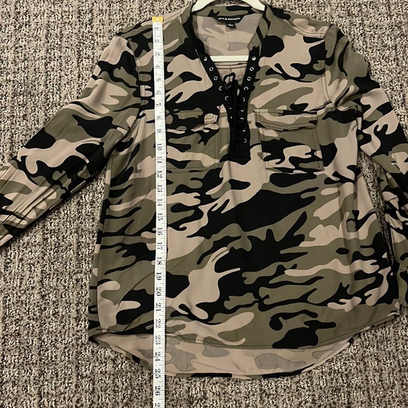 Rock & Republic Women Green Camo Lace up Pullover Shirt size Small - Picture 4 of 8